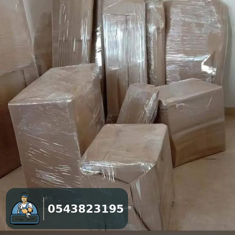 صناديق وقطع أثاث مغلَّفة داخل غرفة