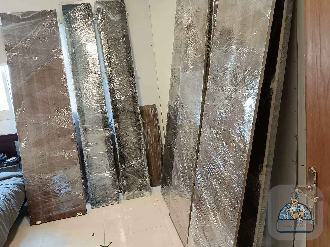 أبواب ومرايا دولاب مفكوكة ومغلفة قبل النقل