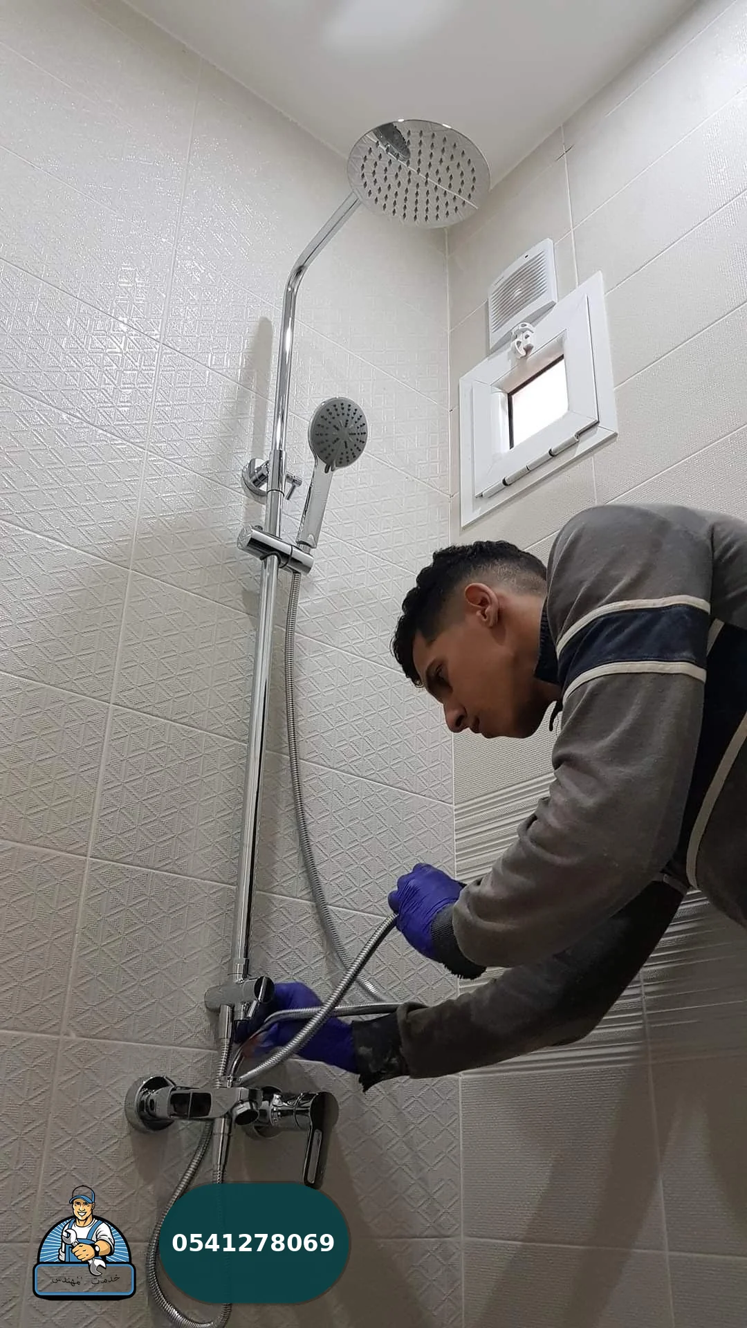 فني سباكة بالمدينة المنورة يركب خلاط ودش أثناء التمديد